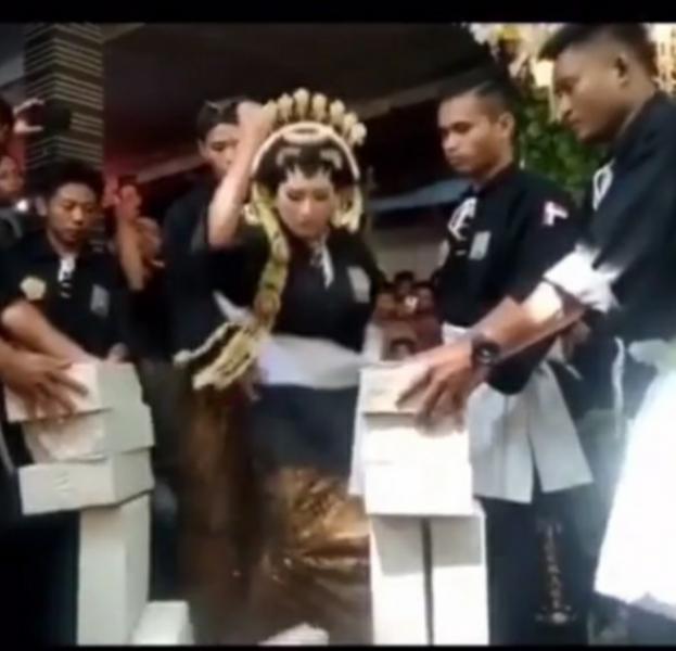  Masih pakai baju pengantin! Seorang wanita patahkan balok di hari pernikahan