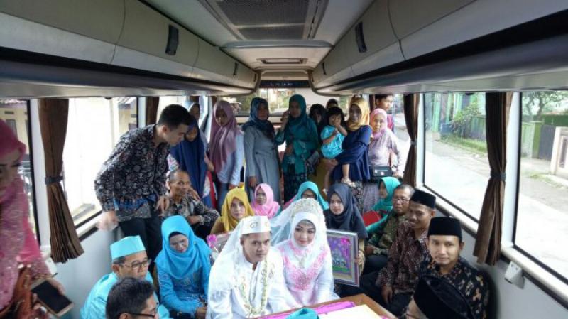 Wujudkan Cita-Cita, Penggemar Bus Ini Nikah Dalam Bus